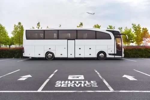 Shuttlebus bij de luchthaven