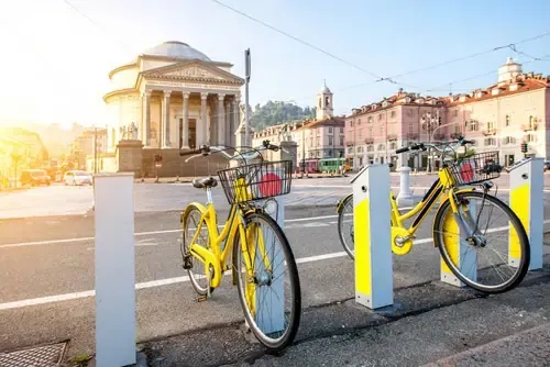 Fietsen voor de kerk Gran Madre di Dio in Turijn