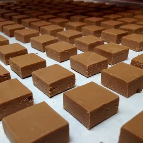 Blokjes gianduja-chocolade op bakpapier