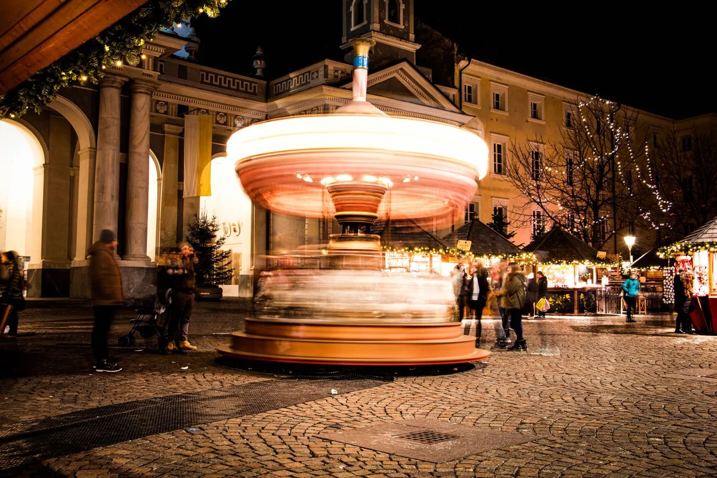 Giostra in un mercatino di Natale di sera
