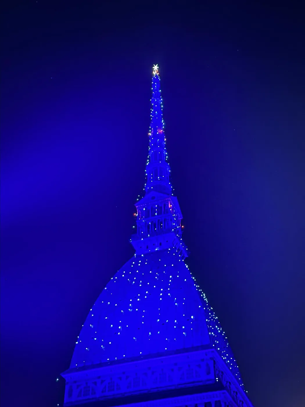 La Mole Antonelliana illuminata di notte