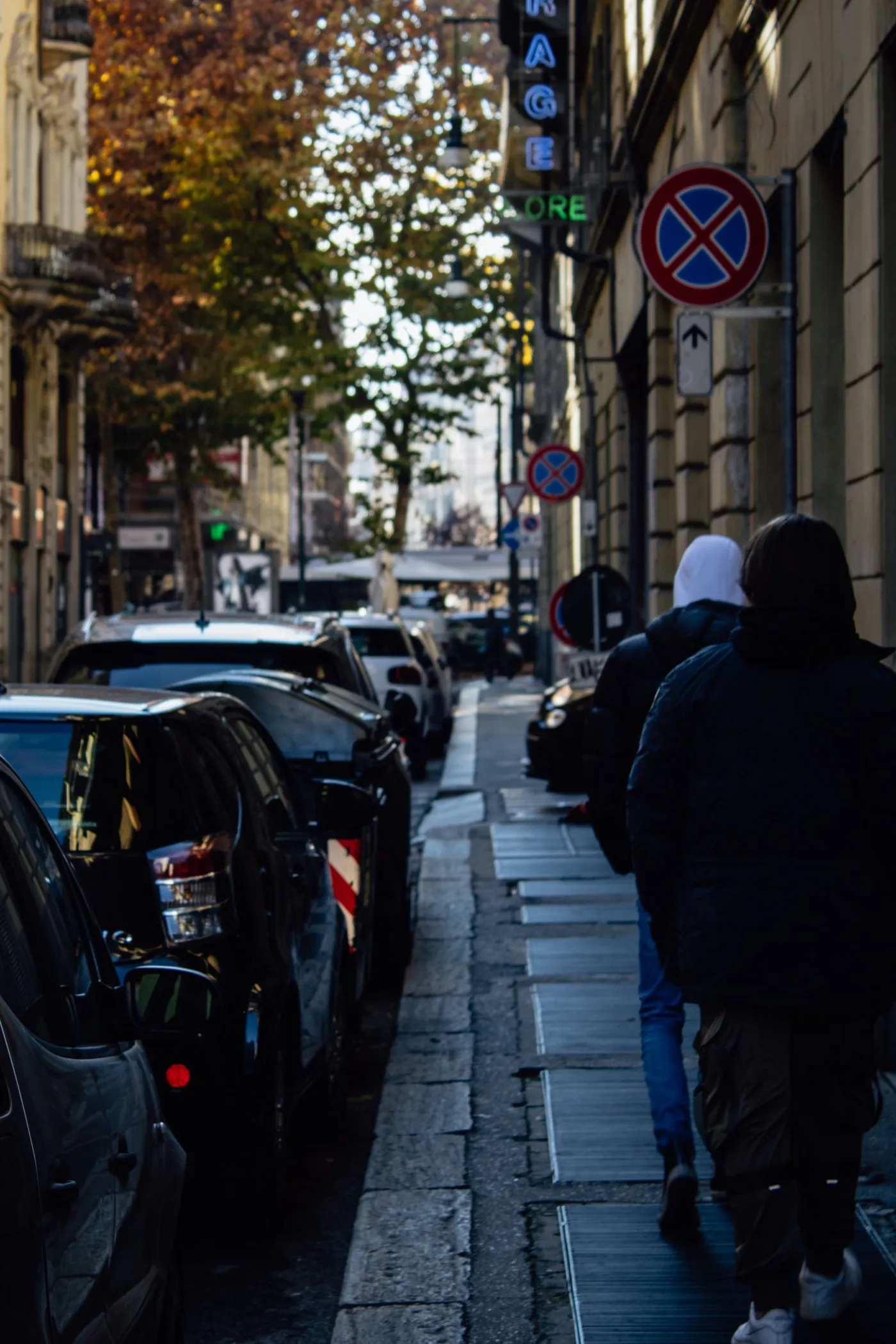 Geparkeerde auto’s langs de straat in Turijn