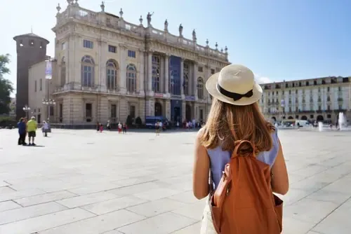 Touriste devant le Palazzo Madama à Turin