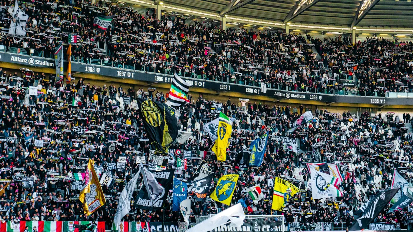 Juventus-fans met vlaggen op de tribune van het Allianz Stadium