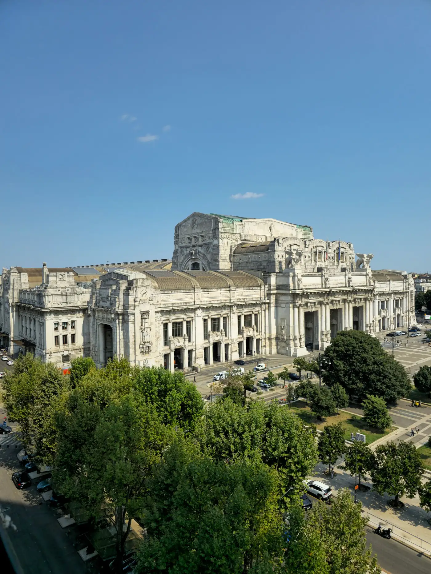 Exterior de la estación de Milano Centrale con la Piazza Duca d’Aosta