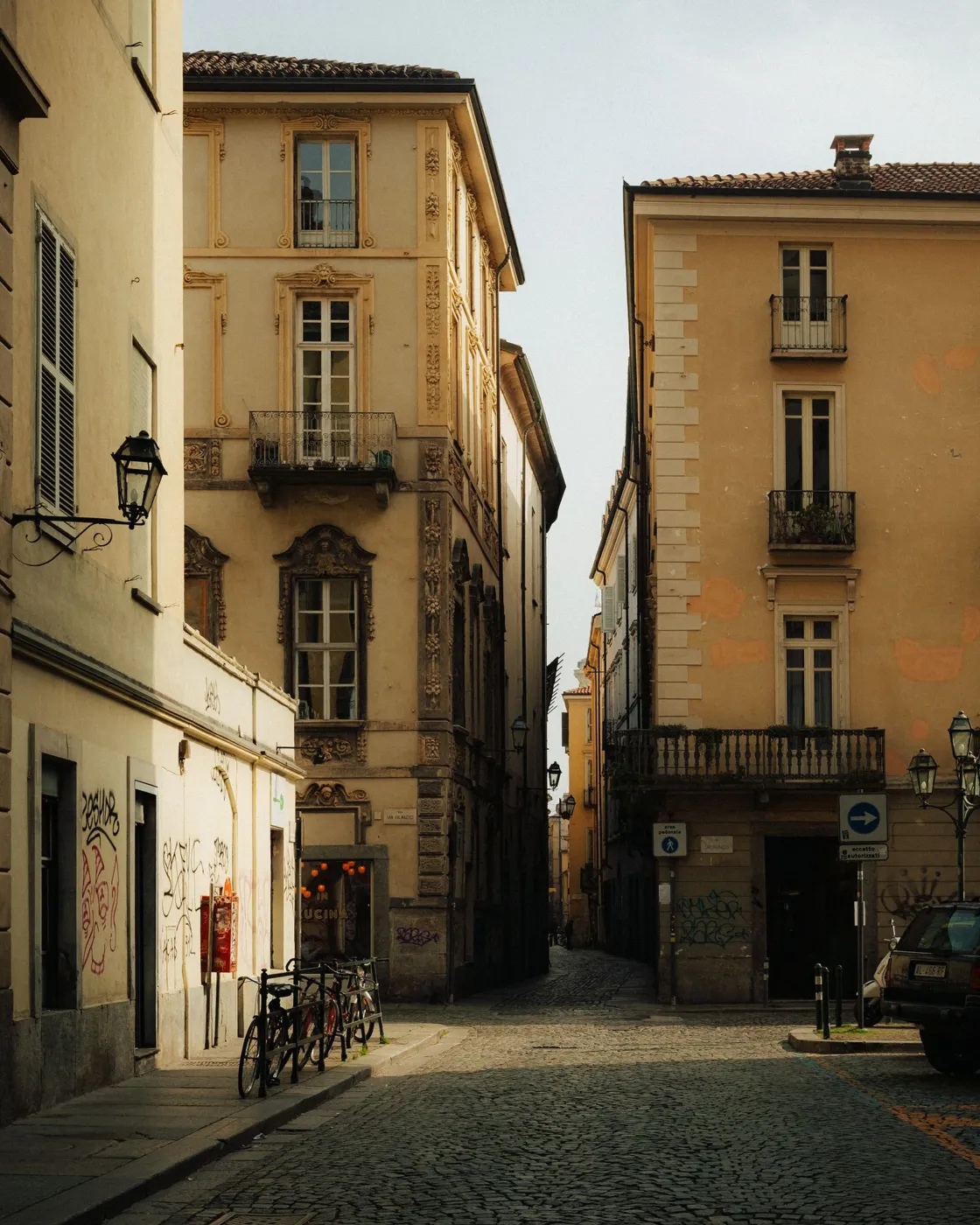 Via stretta nel centro storico di Torino