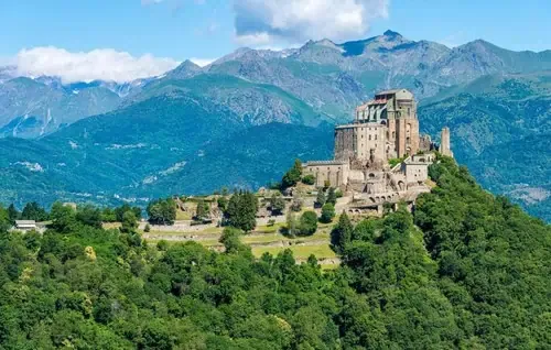 Sacra di San Michele op de rots boven het Susadal