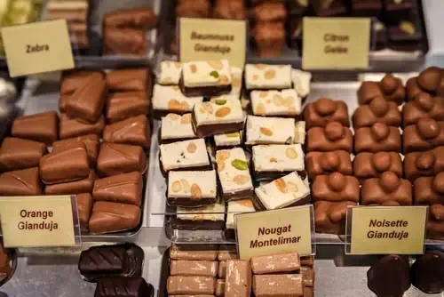 Etalage met gianduja-bonbons in een Turijnse confiserie