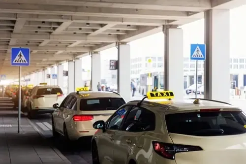Taxistandplaats bij de luchthaven
