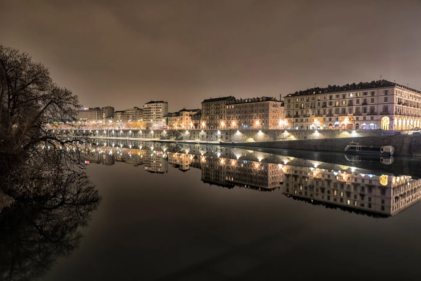 Riverside promenade on the Po in Turin at night