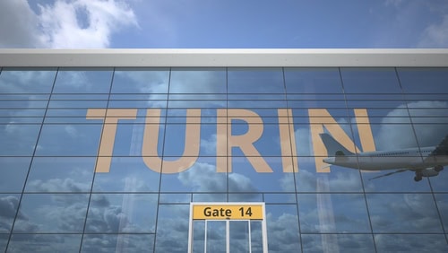 Spiegelbild eines Flugzeugs im Flughafengebäude von Turin, Italien