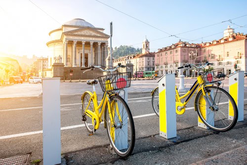 Fahrräder auf dem Gran Madre Platz in Turin, Italien