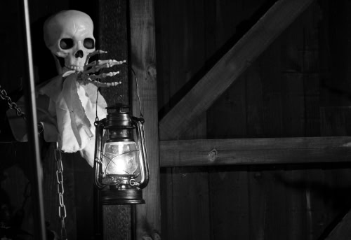 Skelett mit einer Lampe, Geistertour