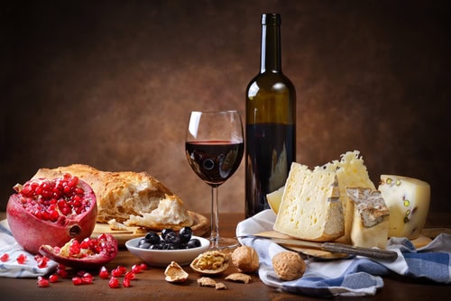 Arrangement mit Käse und Wein